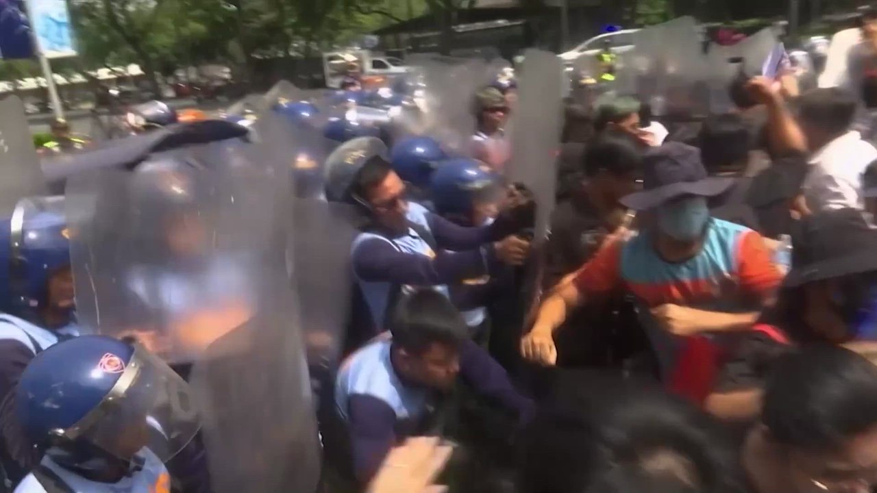 ANTI-TRUMP Protesters CLASH with POLICE During ASEAN Foreign Ministers' Meeting in MANILA