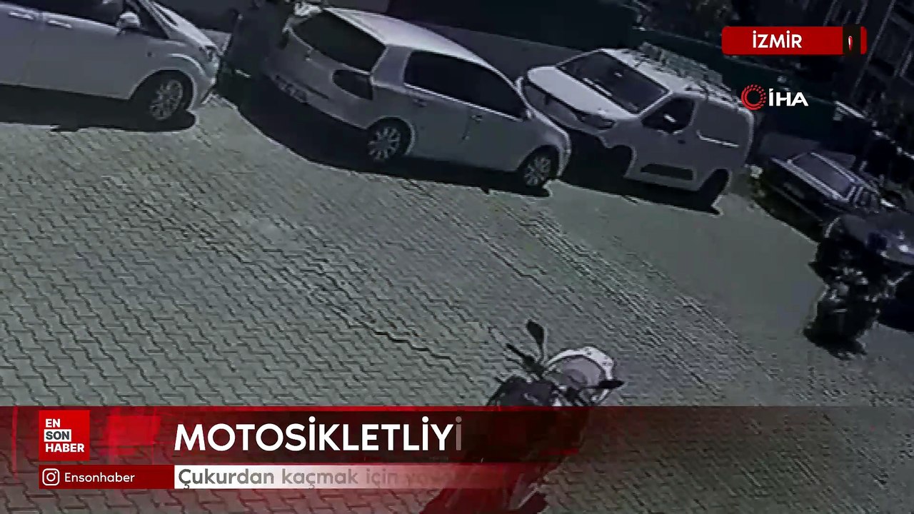 İzmir'de çukurdan kaçmak için yavaşlayan motosikletliyi böyle darp etti
