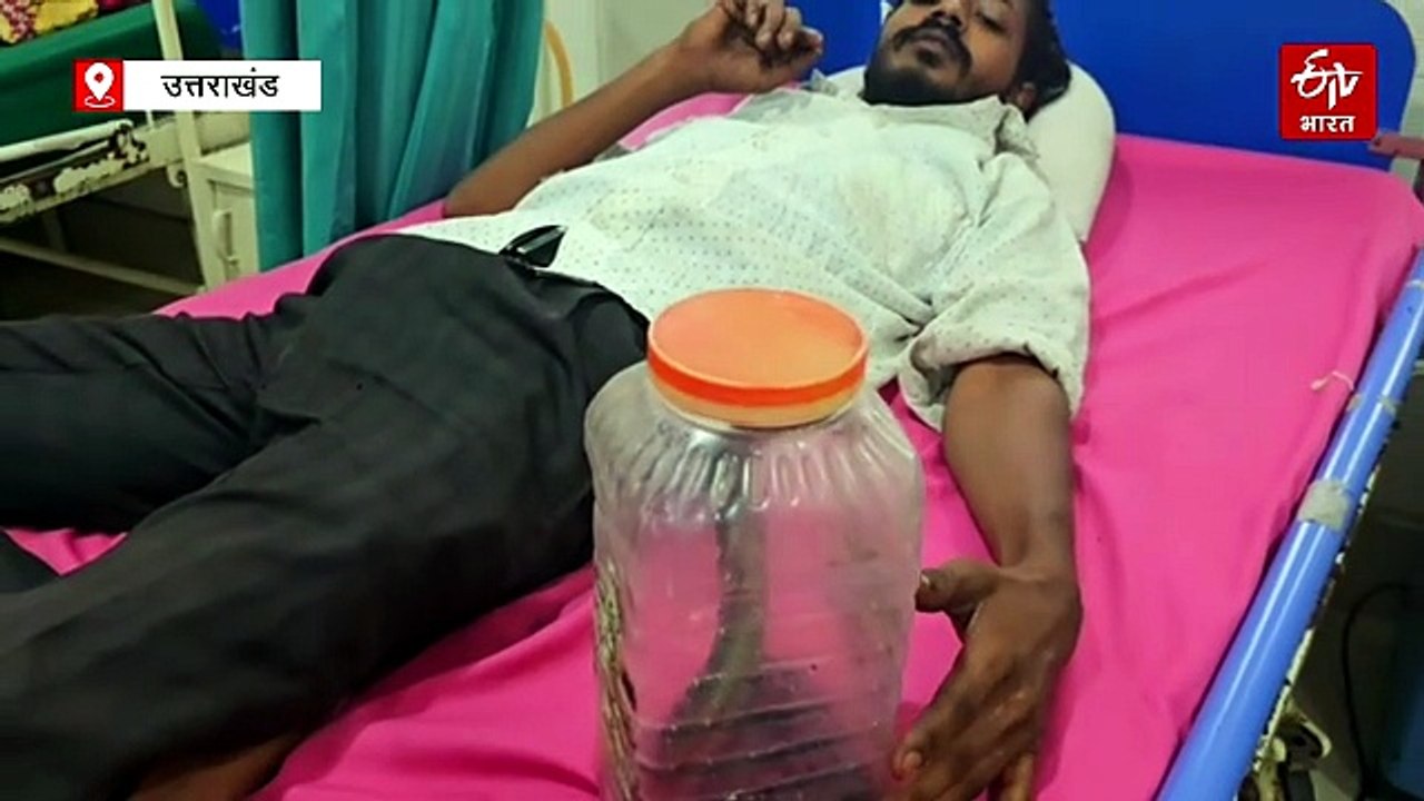 रेस्क्यू के दौरान कोबरा ने डसा, सांप को लेकर अस्पताल पहुंच गया मरीज, डॉक्टर हैरान