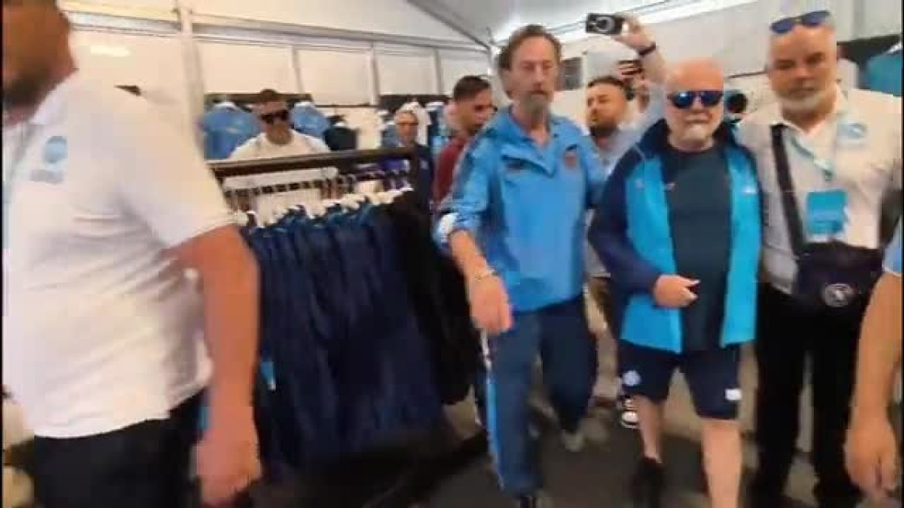 De Laurentiis a Dimaro, incontro con i tifosi nello store
