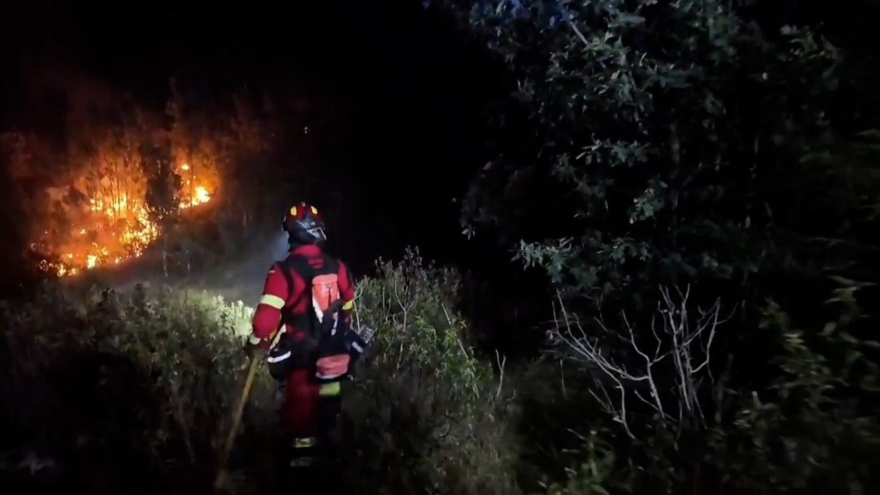 La UME trabaja sin descanso para sofocar el incendio de Selas, Guadalajara