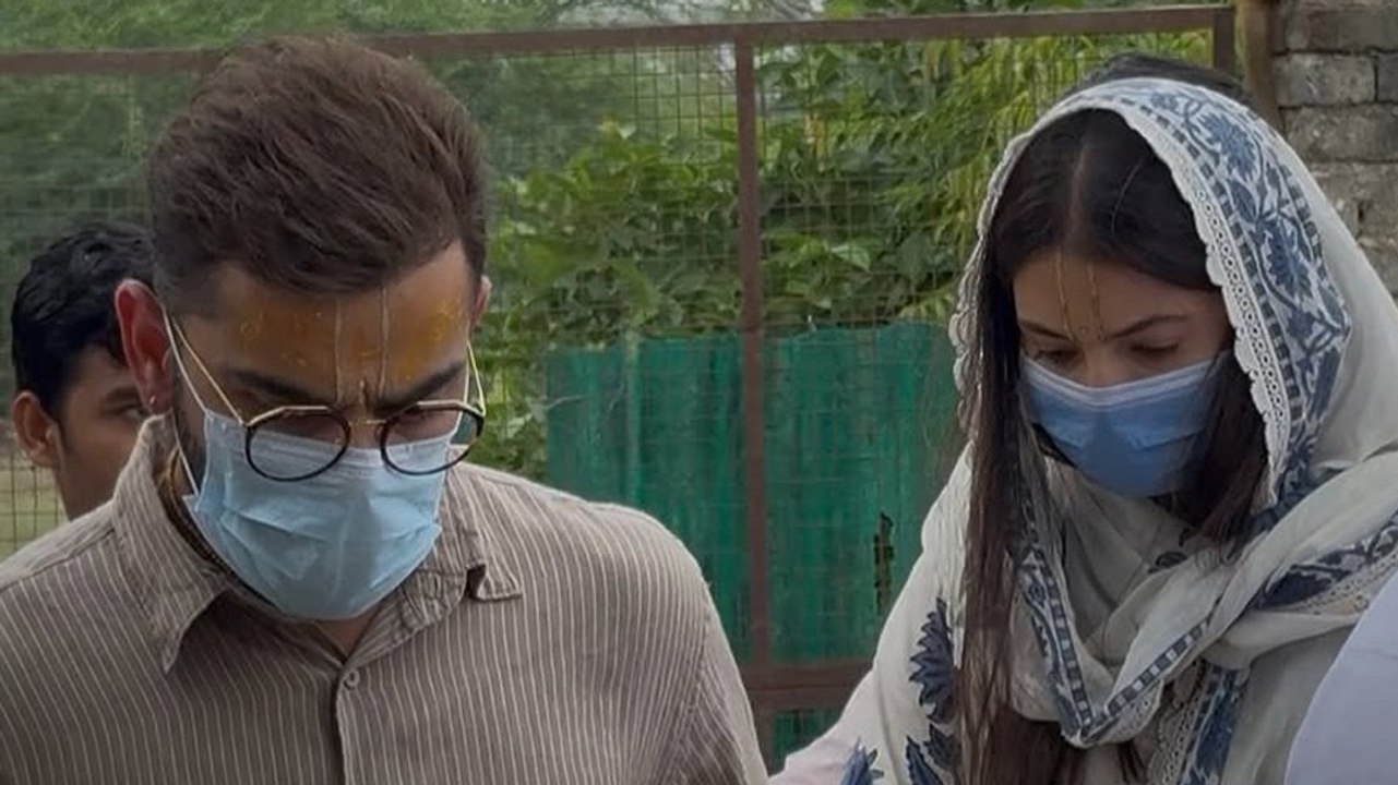 Virat और Anushka गुरु पूर्णिमा से पहले नंगे पैर पहुंचे वृंदावन!