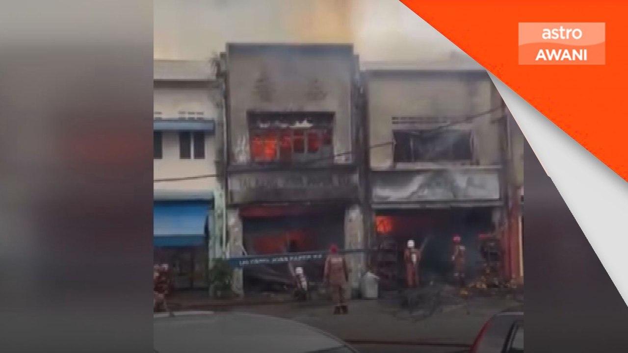 Dua premis sembahyang termasuk sebuah kedai buku terbakar