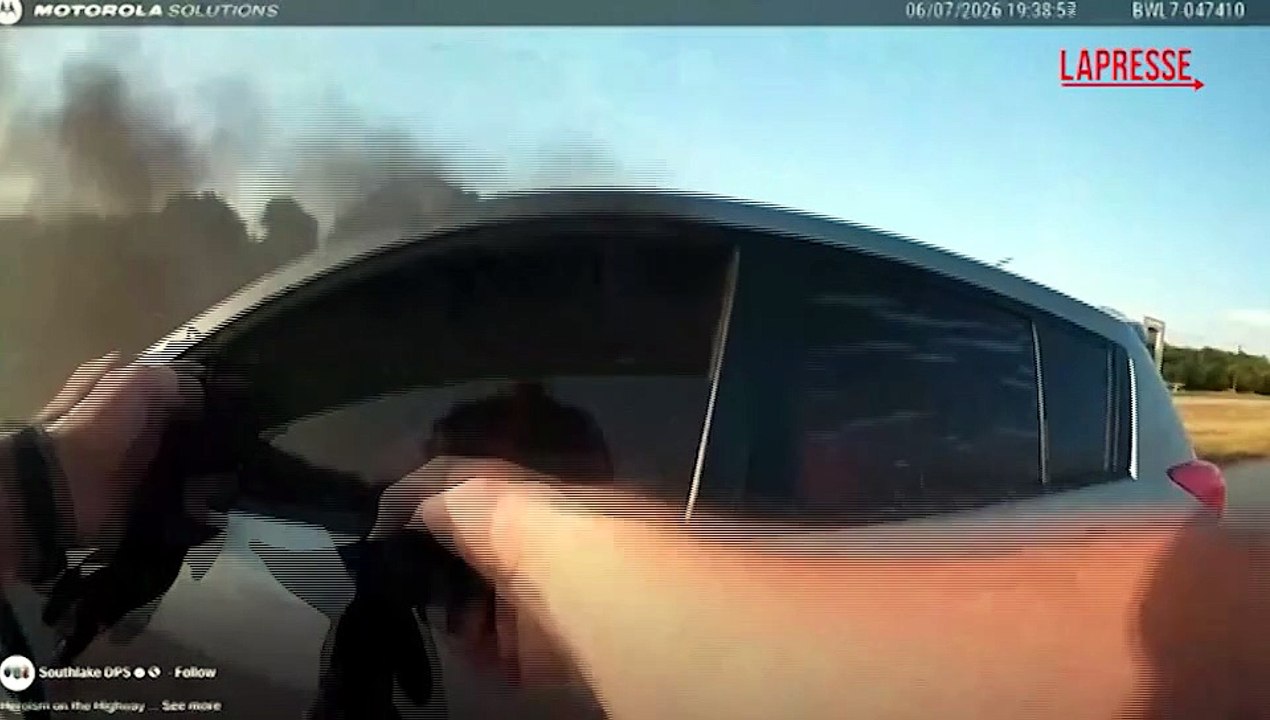 Usa, poliziotto salva automobilista da un?auto in fiamme in Texas
