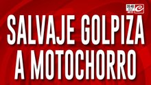 Salvaje gol[iza a motochorro: vecinos casi lo linchan