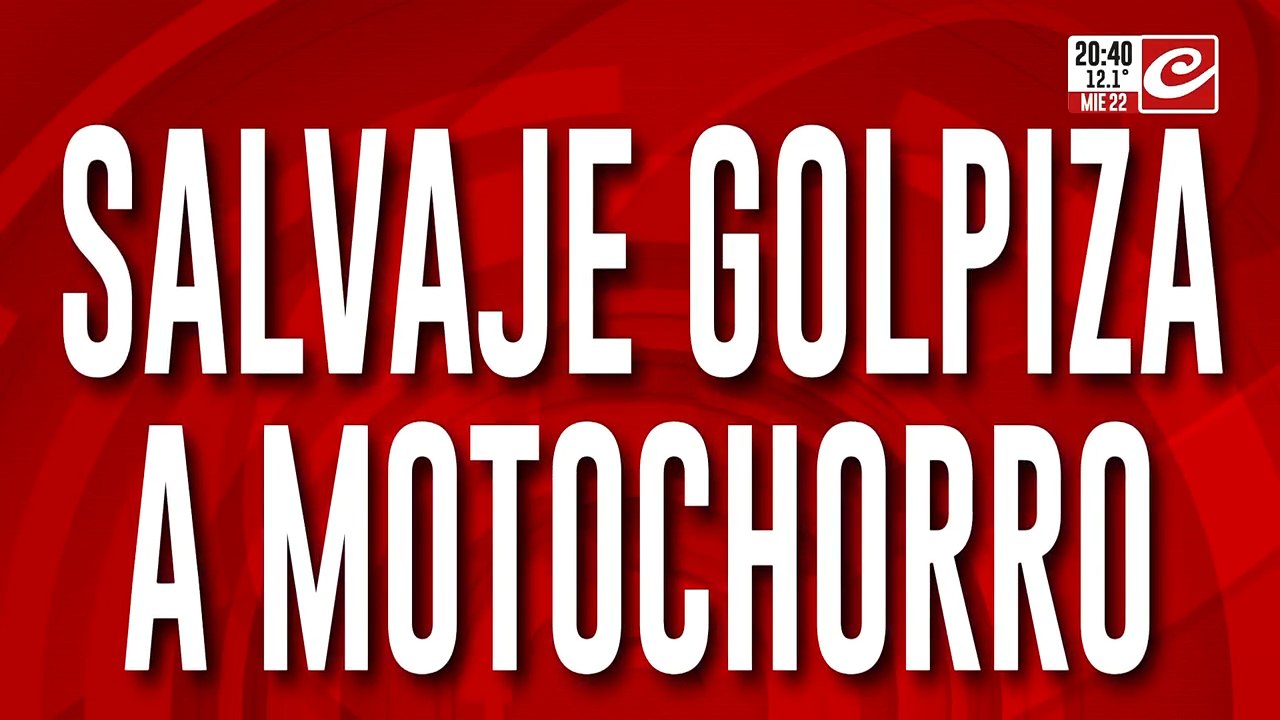Salvaje gol[iza a motochorro: vecinos casi lo linchan