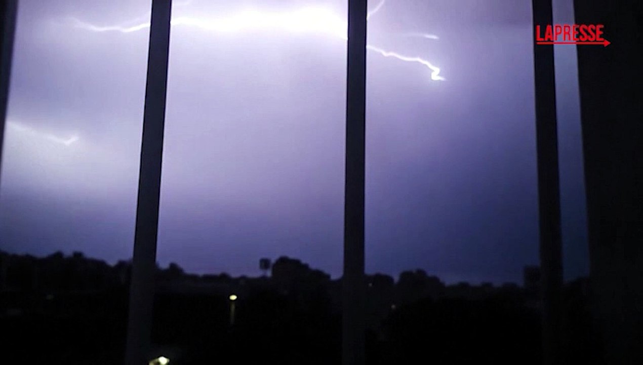 Croazia, tempesta colpisce Spalato: fulmini illuminano la notte