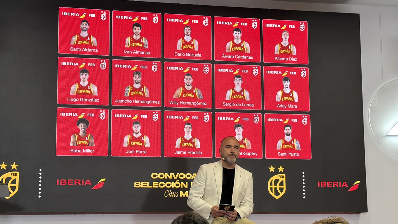El momento en el que Chus Mateo anuncia la convocatoria de las ventanas FIBA de agosto