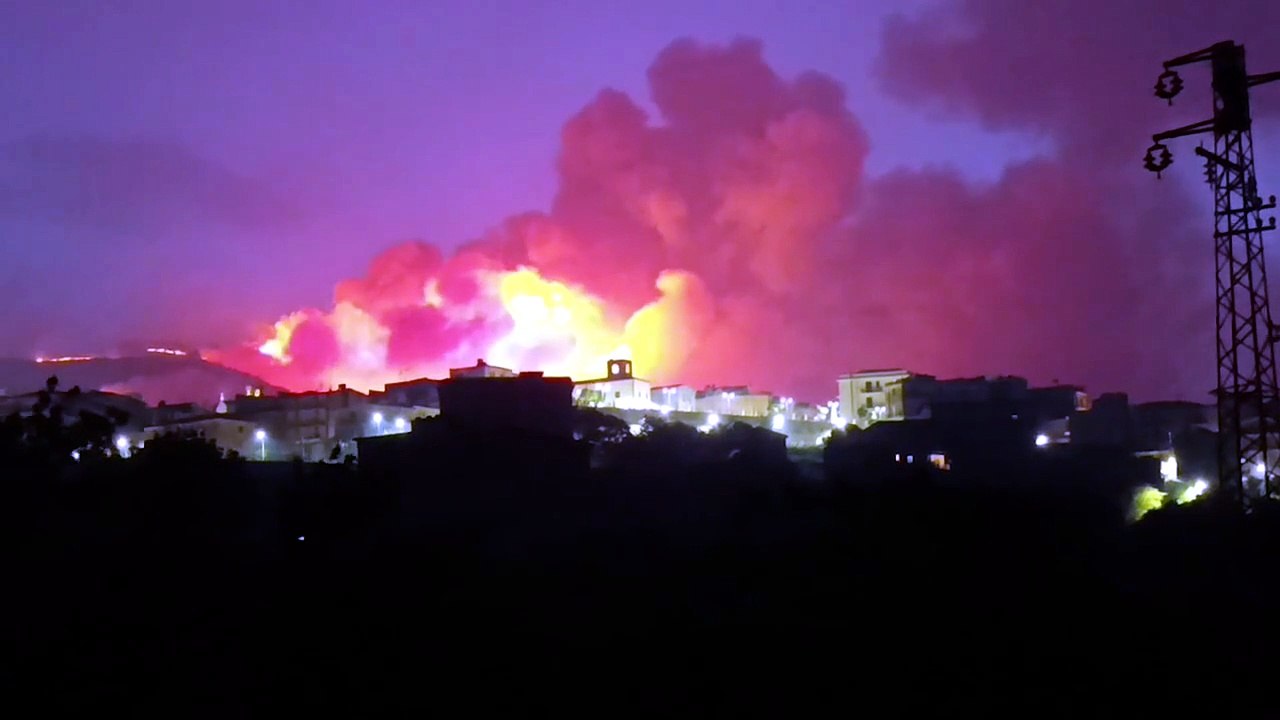 Agrigento, le fiamme avvolgono S. Stefano Quisquina: decine di evacuati