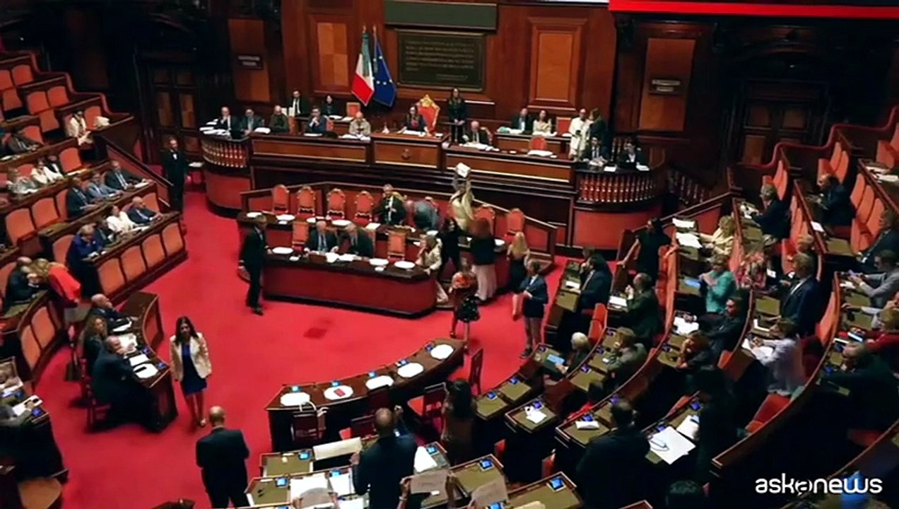 Senato, M5S occupa banchi governo per no giunta a chat Delmastro