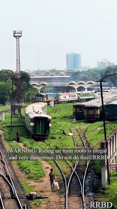 Would you dare to ride like this? 😱🚆