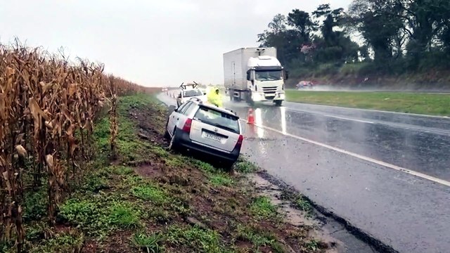 Casal de idosos perde o controle do carro sob chuva e sai da pista na BR-163 em Cascavel