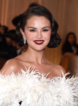 Des Sorciers de Waverly Place à l'ère Rare Beauty : l'évolution des looks beauté de Selena Gomez