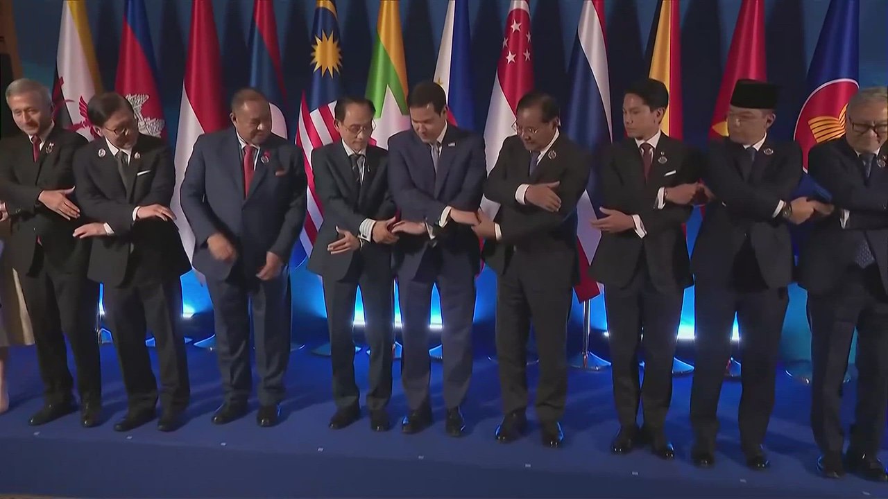 Marco Rubio takes part in ASEAN’s VIRAL GLOBAL HANDSHAKE with foreign ministers