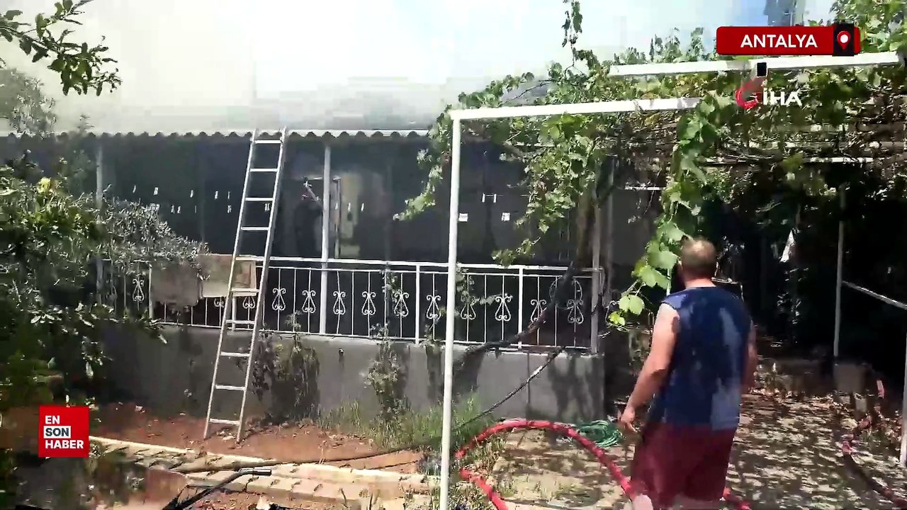 Antalya'da yaşlı çift alevlerin sardığı evden komşuların uyarısıyla çıktı