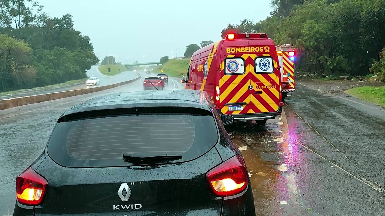 Alagamento na PRc-467 provoca aquaplanagem e condutor de Renault Kwid fica ferido