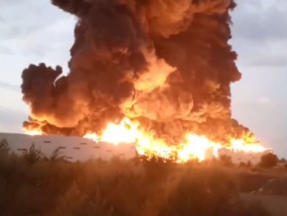 Riesige Explosionen in Russland: Ukraine setzt Lager in Brand