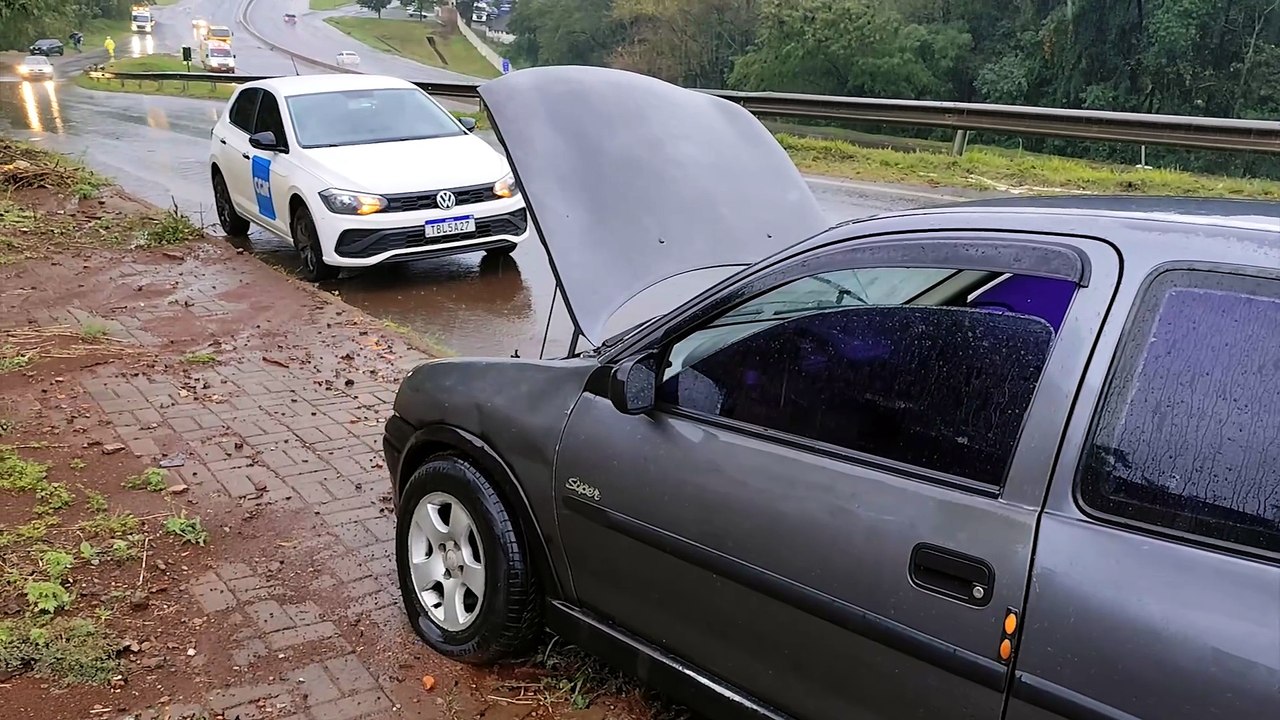 Corsa abandonado no São Cristóvão tem roda e bateria furtados