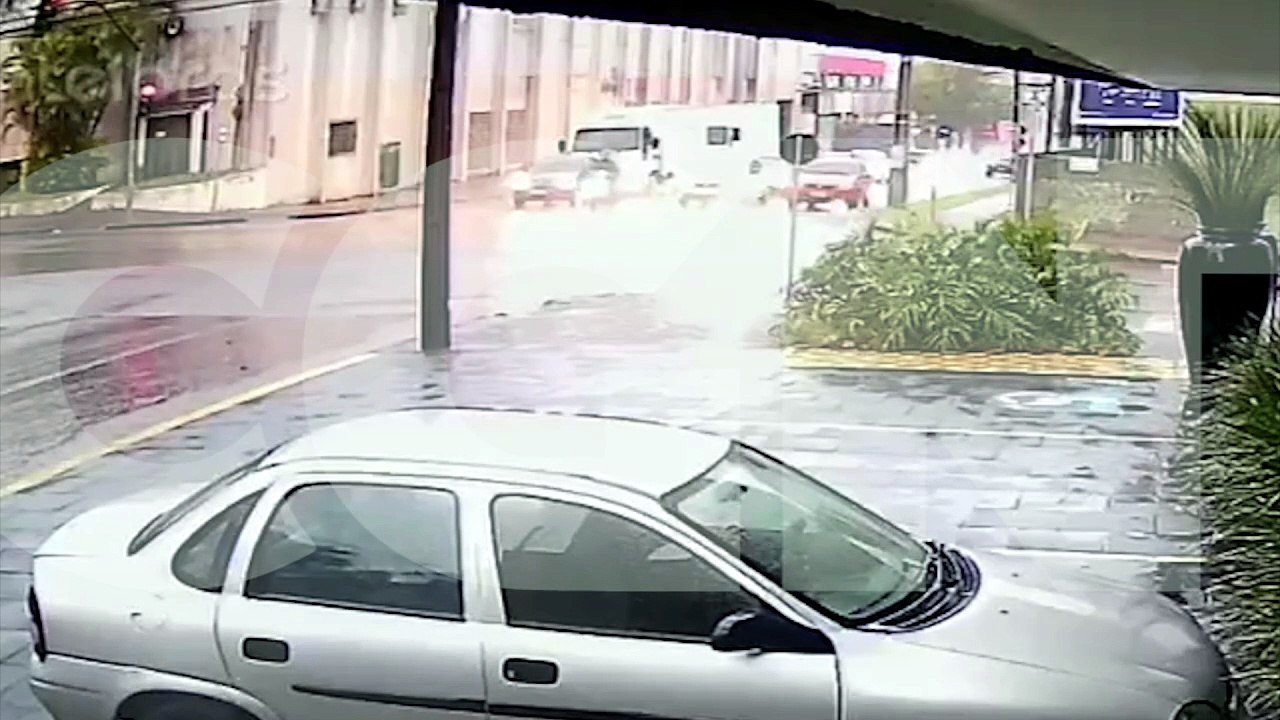 Por outro ângulo: veja acidente que deixou motociclistas feridos
