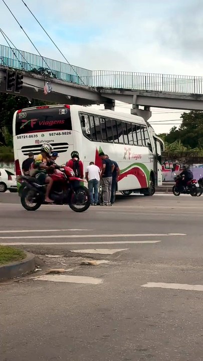 Vídeo mostra acidente entre moto e ônibus na saída da UFAL