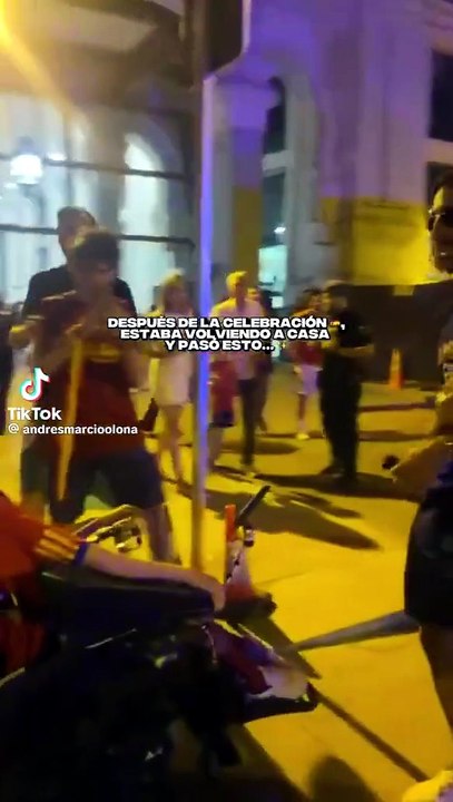 El detallazo de Cucurella con un aficionado en silla de ruedas