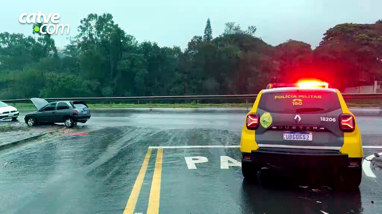 Corsa sem uma roda é abandonado às margens da PRc-467 em Cascavel