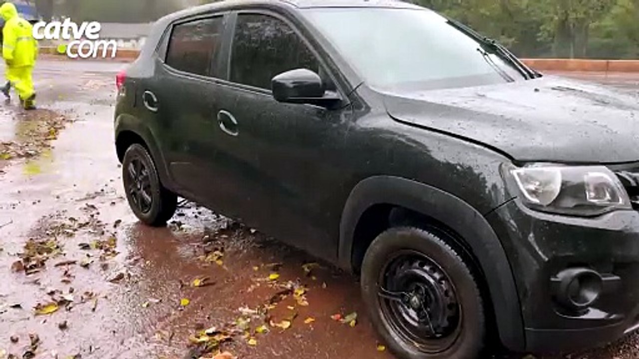 Motorista perde o controle da direção e bate contra guard-rail na PRc-467, em Cascavel