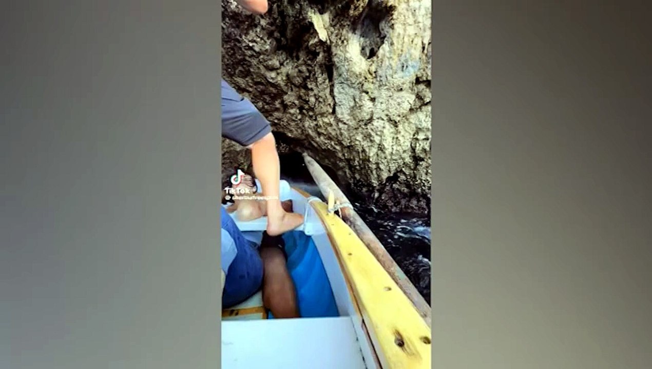 Capri: barca urta scogli in Grotta Azzurra, paura per due turisti americani