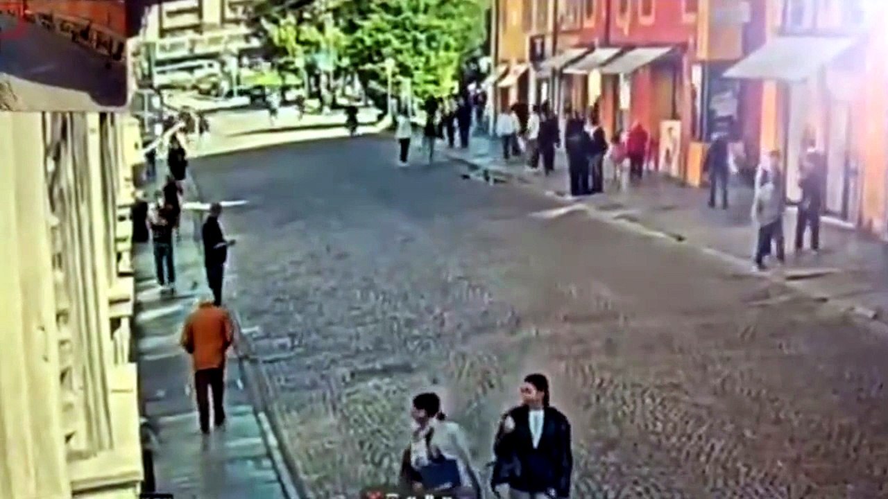 Auto sulla folla a Modena, il video del 16 maggio