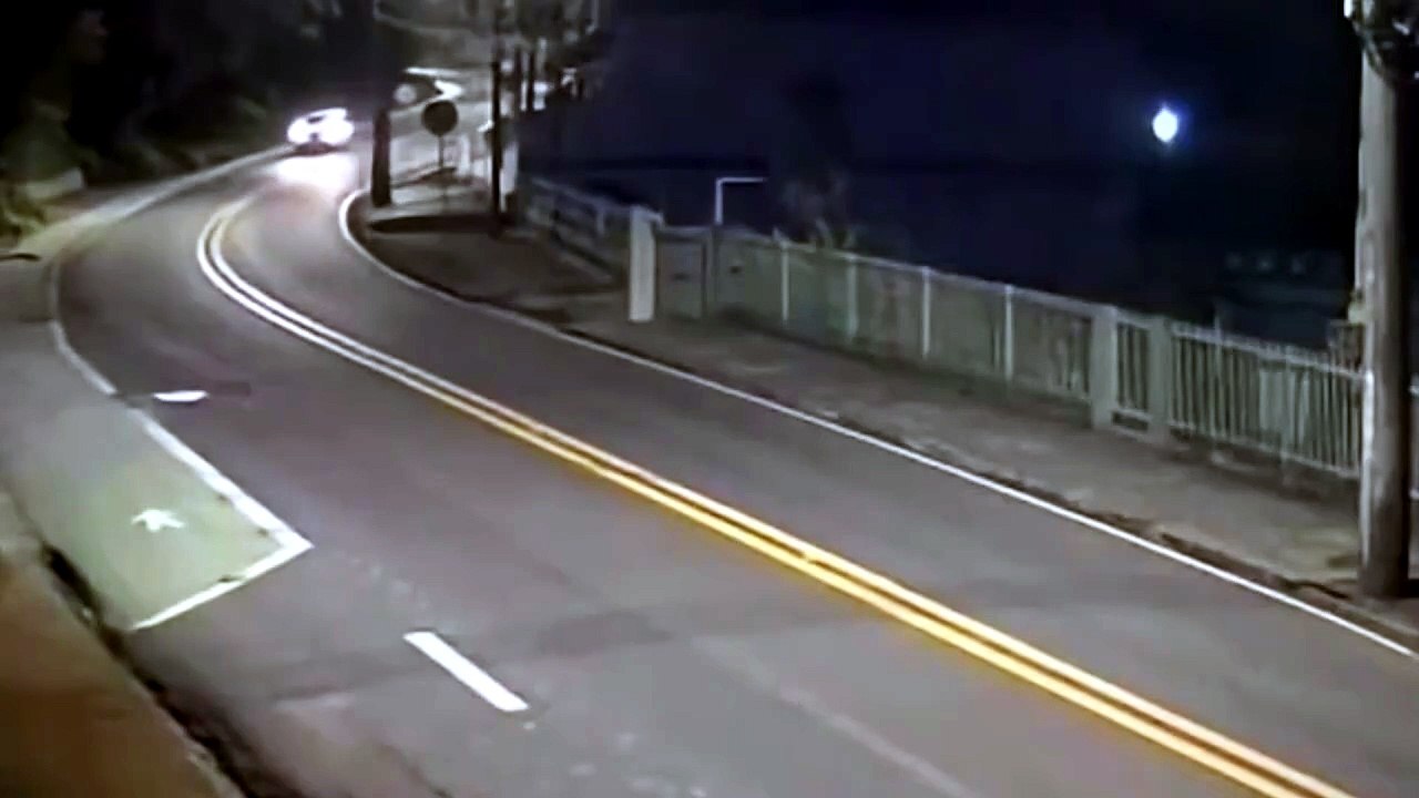 Motorista capota carro mas segue viagem como se nada tivesse acontecido