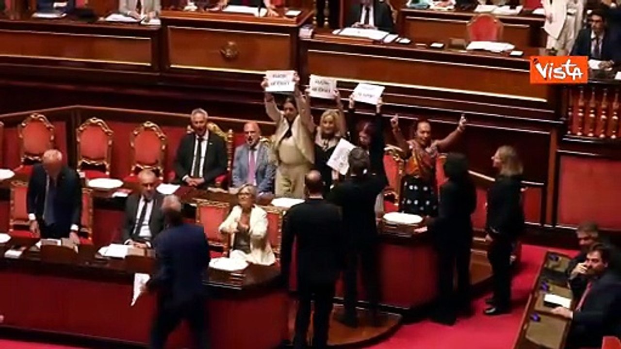 M5s occupa banchi Aula Senato per caso Delmastro, esposti i cartelli "Fuori le chat"