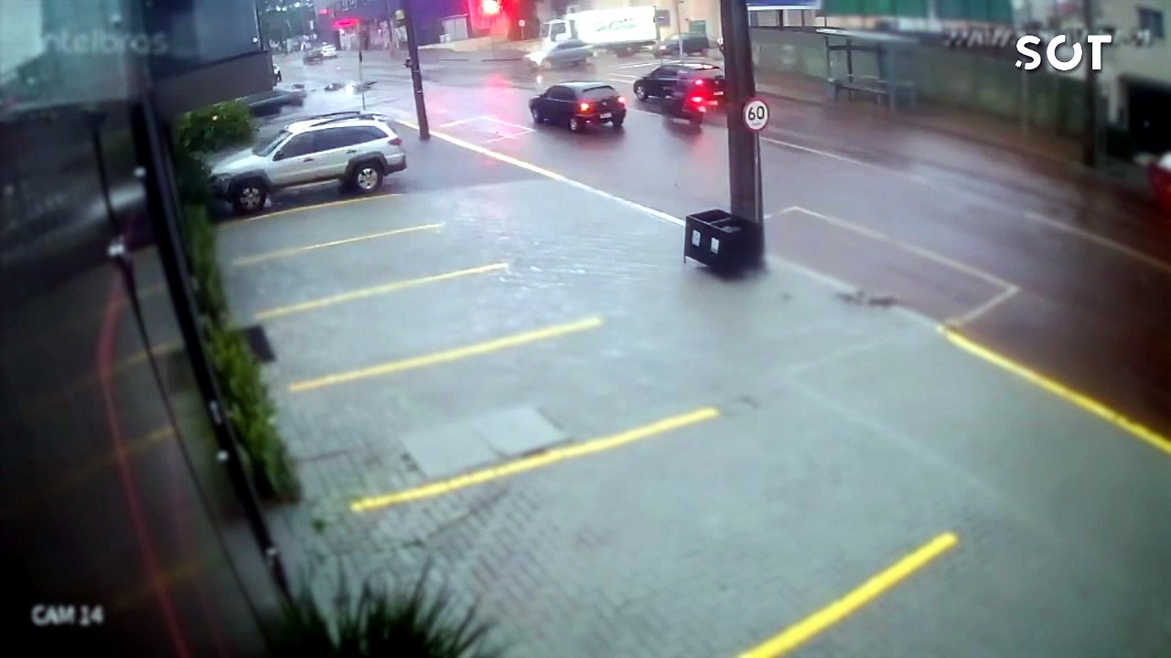Colisão entre duas motocicletas deixa dois feridos em cruzamento semaforizado de Cascavel