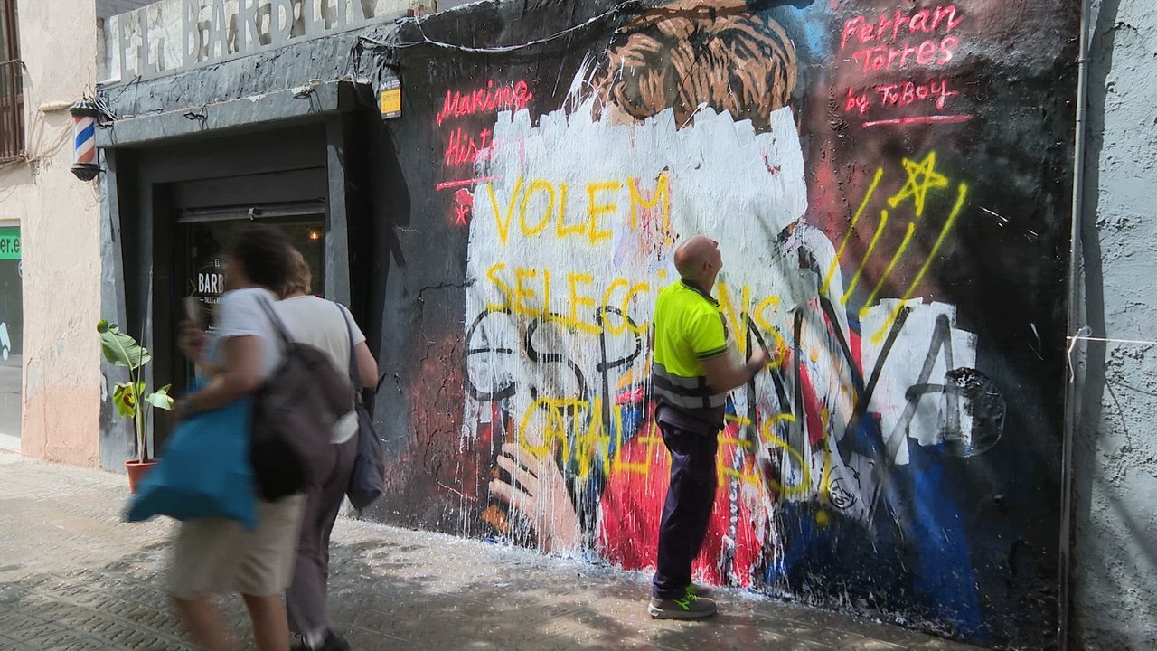 Bandalizan el mural a Ferrán Torres en Barcelona
