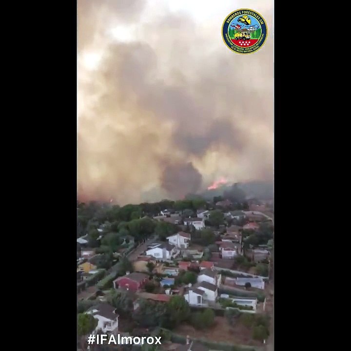El incendio en un pinar de la localidad toledana de Almorox amenaza la urbanización Encinar del Alberche, en Madrid
