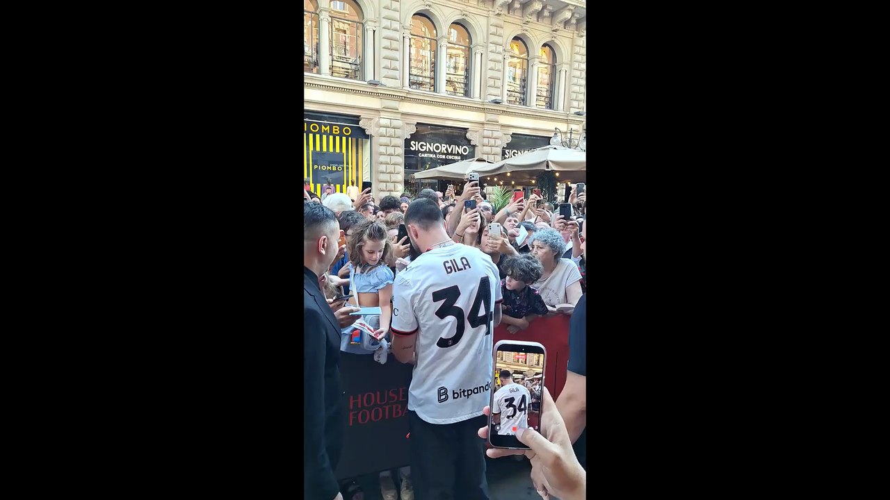 Milan, che accoglienza per Gila! Un centinaio di tifosi ad accoglierlo