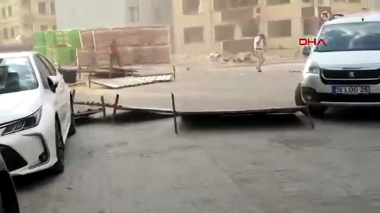 Fırtına İstanbul'da tozu dumana kattı