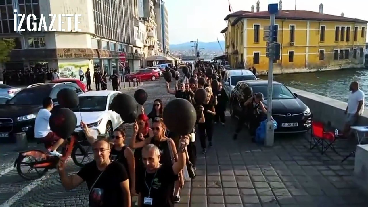 İzmir'de sokak hayvanları için sessiz yürüyüş: Siyahlara büründüler, tek kelime etmeden yürüdüler