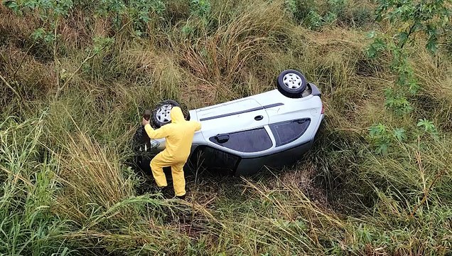 Celta cai em barranco às margens da BR-277, em Cascavel
