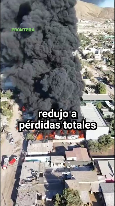 Fuerte incendio deja pérdidas totales en recicladora; evacúan tres empresas