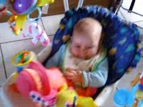 Jeanne sourit dans sa balancelle