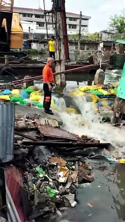 Sandbag Wall na pangharang sa Nasirang Riverwall sa Brgy. San Jose, Navotas City, Bumigay [Full Movie]