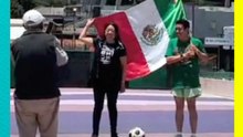 Abuelito renta bandera y balón para tomarse foto en las inmediaciones del Estadio Banorte