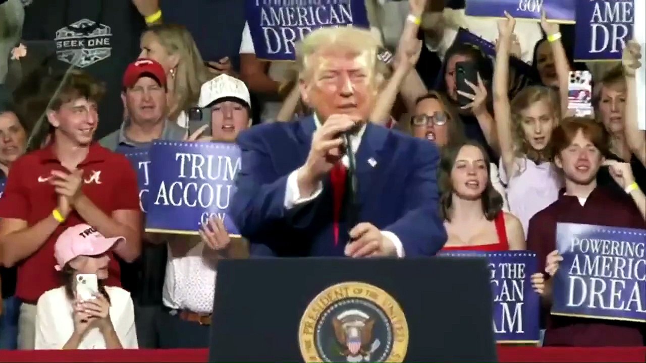 Trump e lo scherzo al comizio: "Annuncio la mia candidatura..." - Video