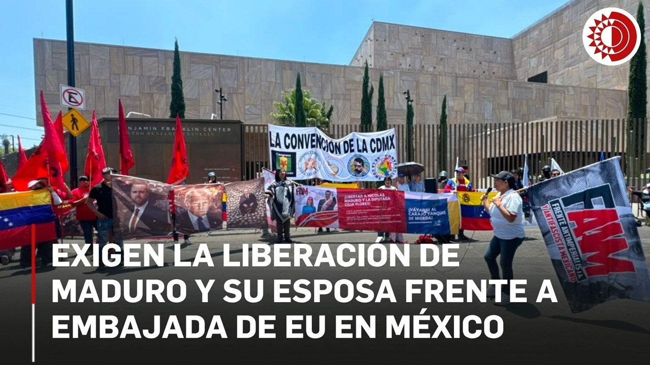 Activistas exigen la liberación de Nicolás Maduro frente a la embajada de EU en México