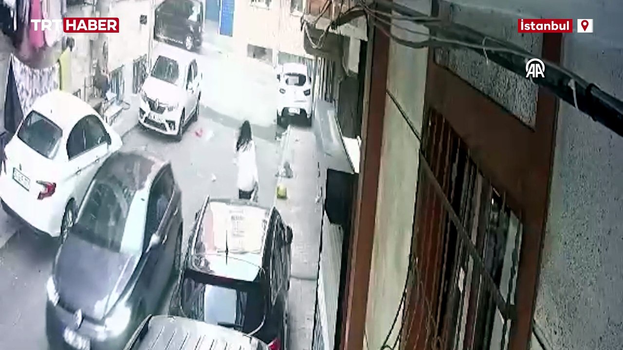 Uçan çatının altında kalmaktan son anda kurtuldular