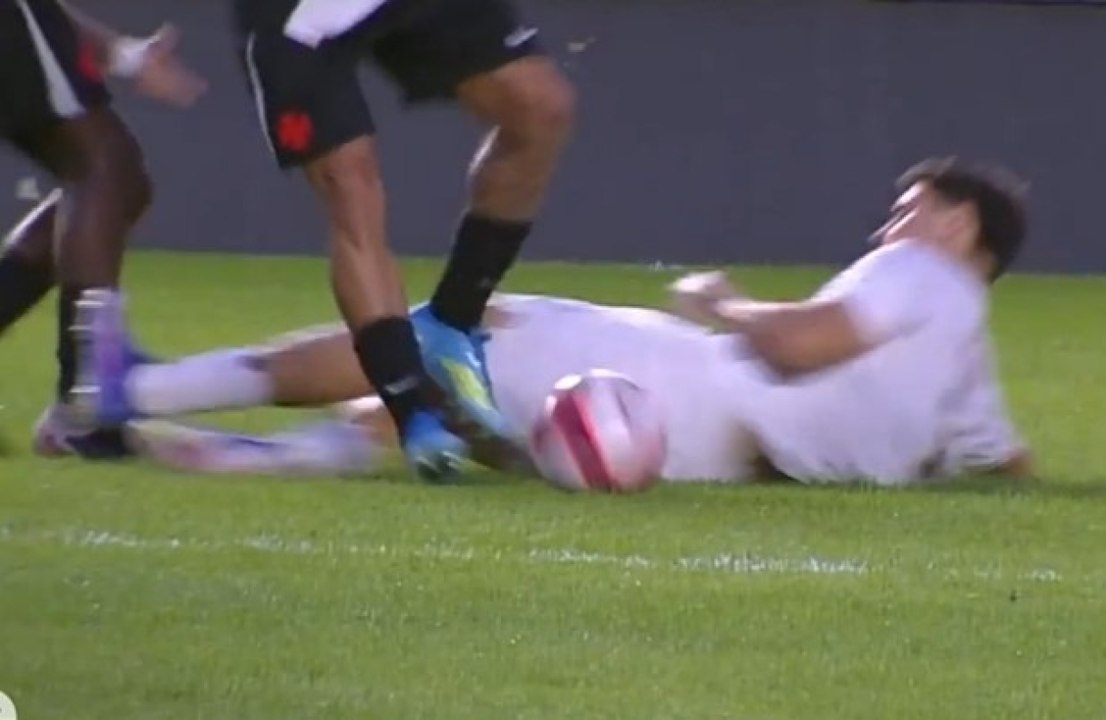 Tackle a gamba tesa su due avversari contemporaneamente: è il fallo più brutto di sempre?