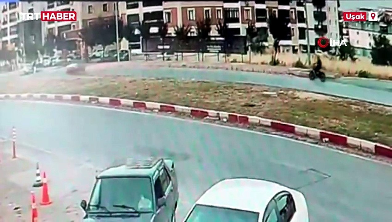 Yayalara çarpan otomobil site bahçesine devrildi: 1'i ağır 3 yaralı