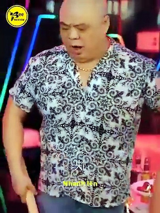 Bị bạn gái phản bội tức hộc máu, chàng trai kíc...
