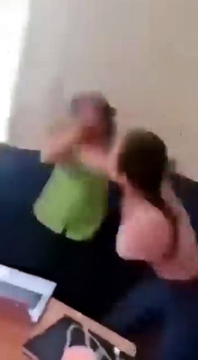 Docente es golpeada por una mujer que ingresó a un aula de clases