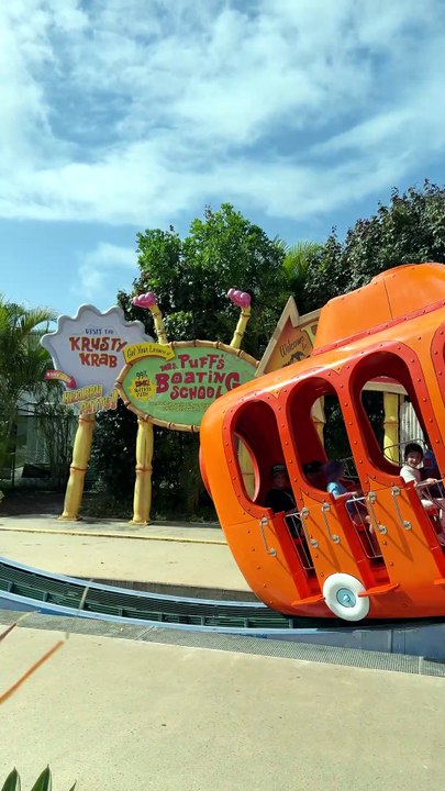 A Joyful Day at SeaWorld Australia: Rides, Marine Animals & Healthy Eats! 🎢🐬